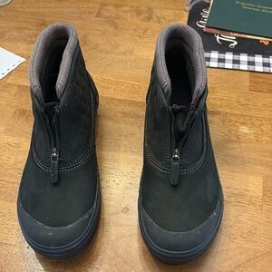 Never used womens Size 7 1/2 m Clarks outdoor Muckers